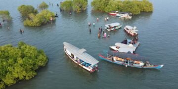 Hot Walk on the Lake| Wonders of Kerala Sambranikodi Island