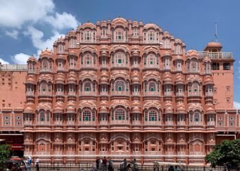Exploring the Top Tourist Attractions in Jaipur: A One-Day Itinerary