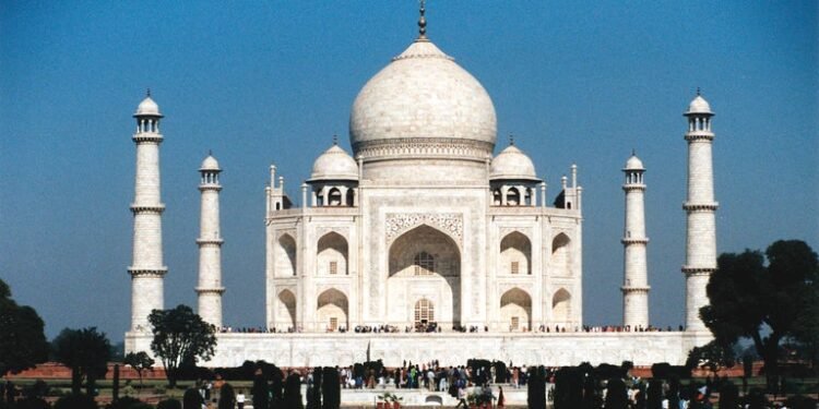 Top Tourist Attractions in Agra: Exploring the City of the Taj Mahal 14 Top Tourist Attractions in Agra: Exploring the City of the Taj Mahal