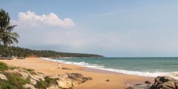 A mountain between god and sea..!! | Azhimala Cliff beach | Azhimala Shiva statue