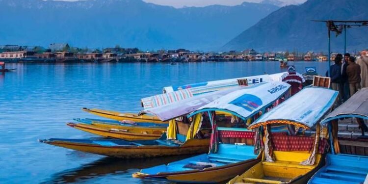 Srinagar's Tranquil Oasis: Houseboats and Shikara Serenity