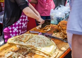 India’s Chinese Street Food!! God-Level Spice in Kolkata!!